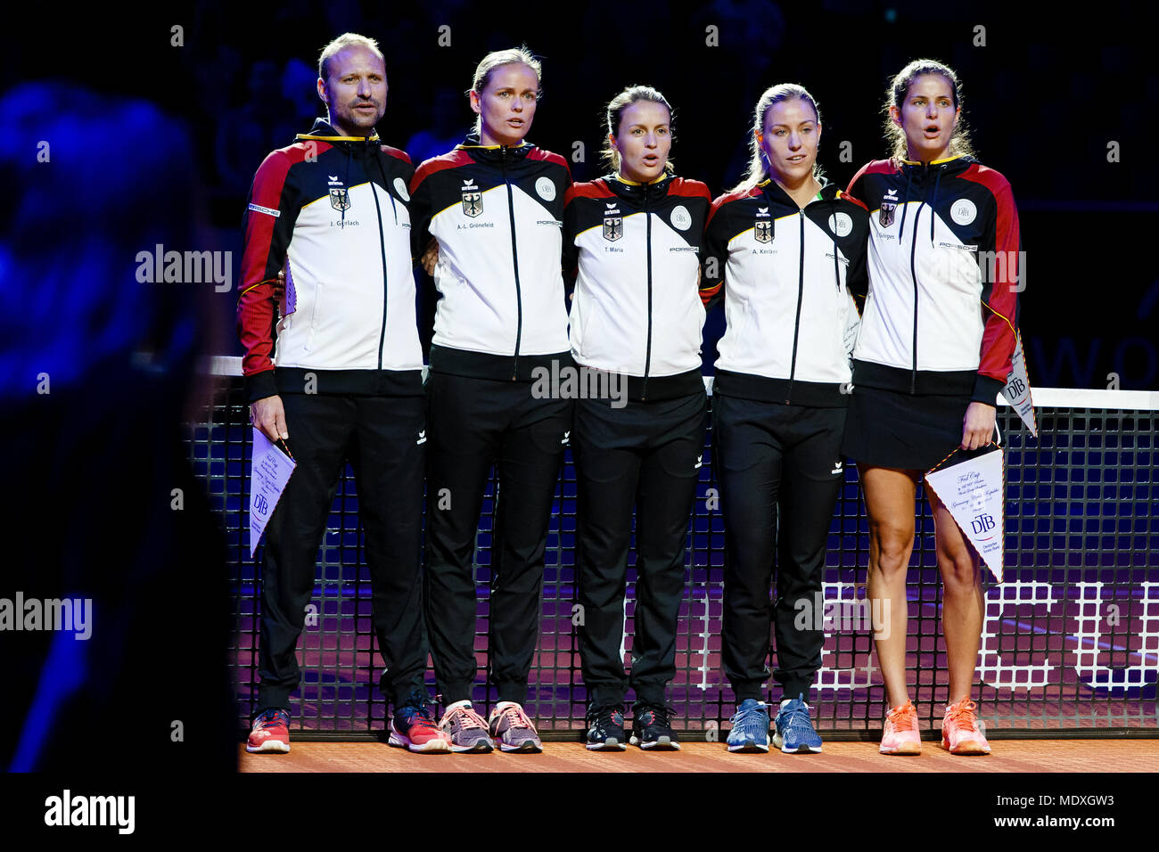 Stuttgart, 21. April 2018. Das deutsche Fed Cup Team mit Kapitän, Jens  Gerlach, Anna-Lena Grönefeld, Tatjana Maria, Angelique Kerber und Julia  Goerges während der Fed Cup Halbfinale gegen Tschechien. Credit: Frank  Molter/Alamy