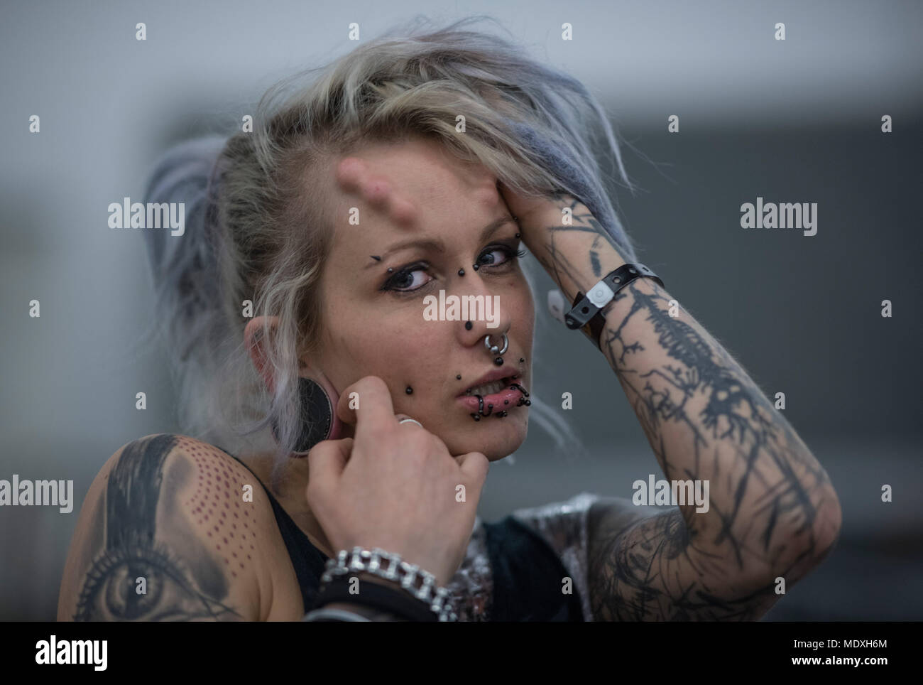 Frankfurt am Main, Deutschland. 21. April 2018. Suma präsentiert ihre Tätowierungen an einem Tattoo Convention Wo Tattoo Künstler und Fans aus nah und fern Reisen, Ideen, Techniken und Kenntnisse auszutauschen. Foto: Boris Roessler/dpa Quelle: dpa Picture alliance/Alamy leben Nachrichten Stockfoto