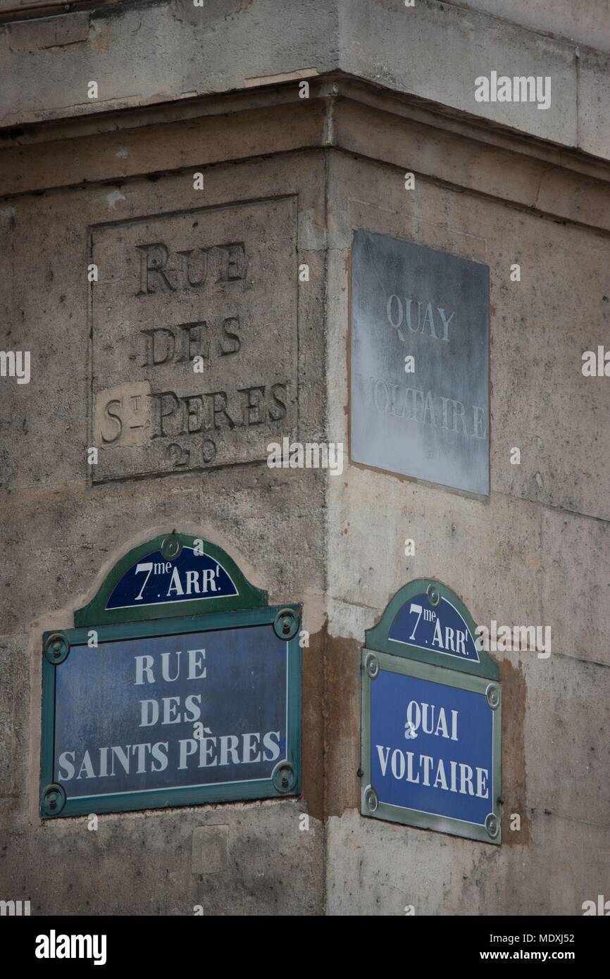 Paris, 6. Arrondissement, Straßenschild, Angle rue des Saints-Peres et Quai Voltaire, Stein, Stockfoto