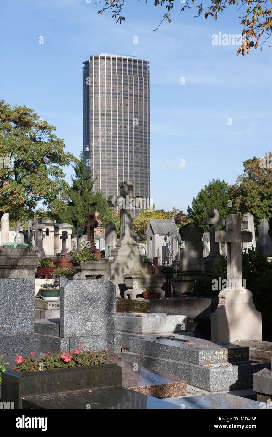 Paris, Montparnasse Friedhof, Tour Montparnasse, Graves, Kreuz, Gräber, Stockfoto