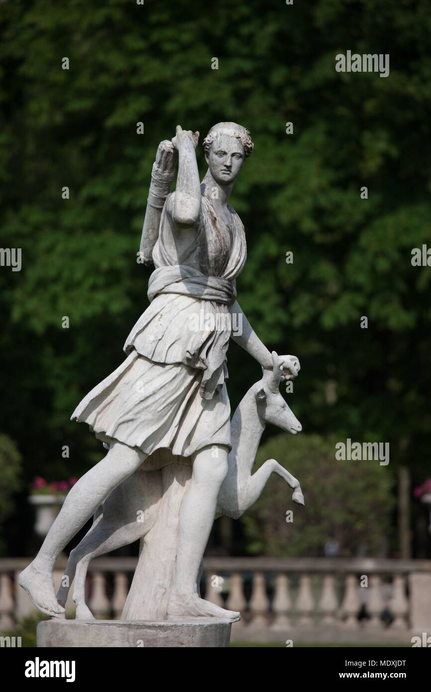 Paris, 6. Arrondissement, Jardin du Luxembourg, Rasen, Statue von Diana Jagd, Skulptur, Stockfoto
