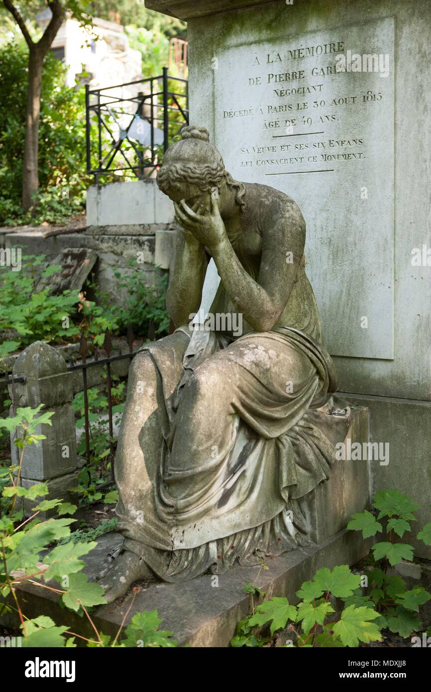 Paris, Pere Lachaise Friedhof, 10 Division, Grab der französischen Handelsflotte Pierre Gareau (1818), Life size Statue einer Trauernder Stockfoto