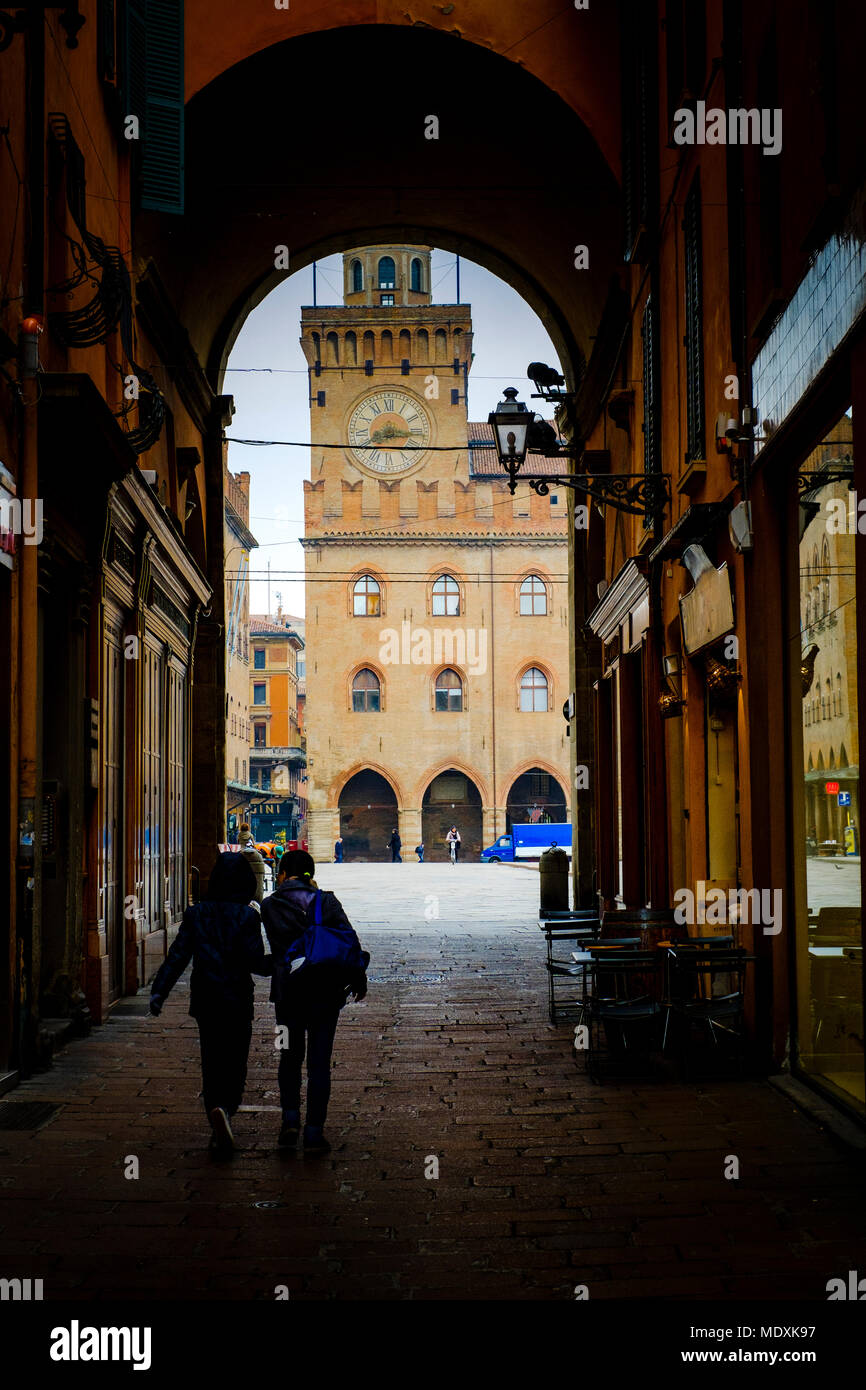 Mit Blick auf den Palazzo d'Accursio in der Piazza Maggiore, Bologna, Italien Stockfoto