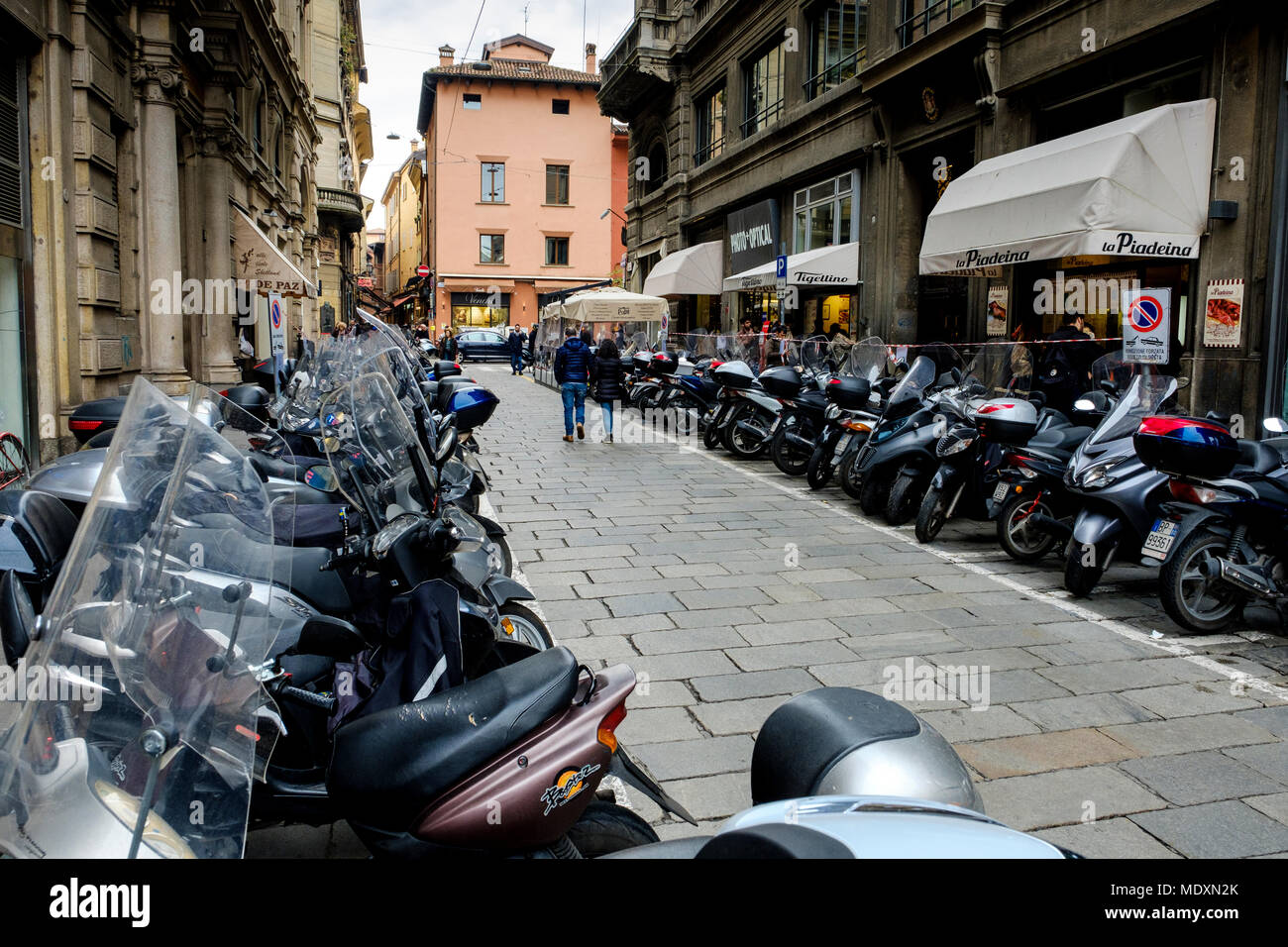 Geparkten Mopeds in Bologna, Italien Stockfoto