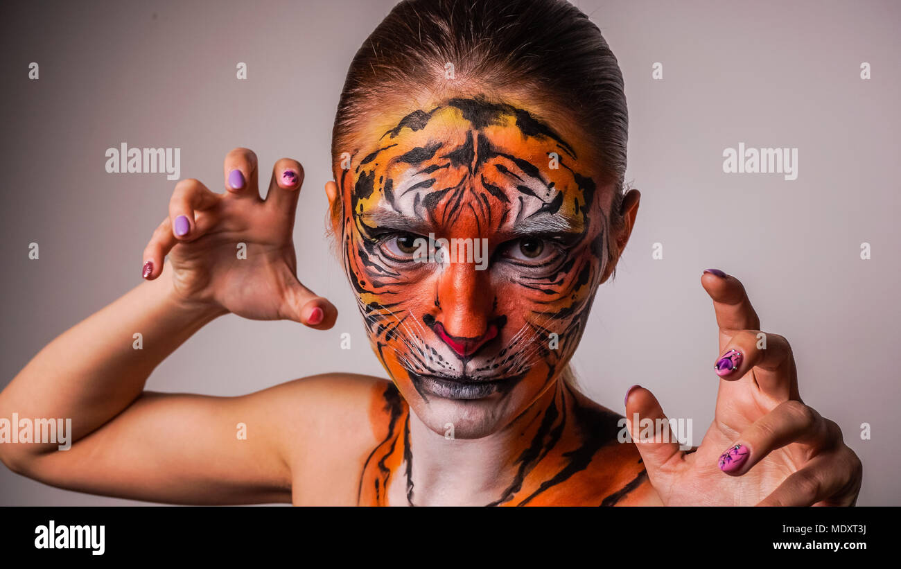 Nahaufnahme des Gesichts ist ein Mädchen gemalt wie ein Tiger Stockfoto