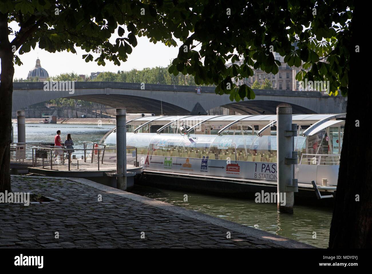 Pariser Arrondissement, Rue Francois Mitterrand (Quai des Tuileries) Seine Ufer, Pier des Batobus, Stockfoto