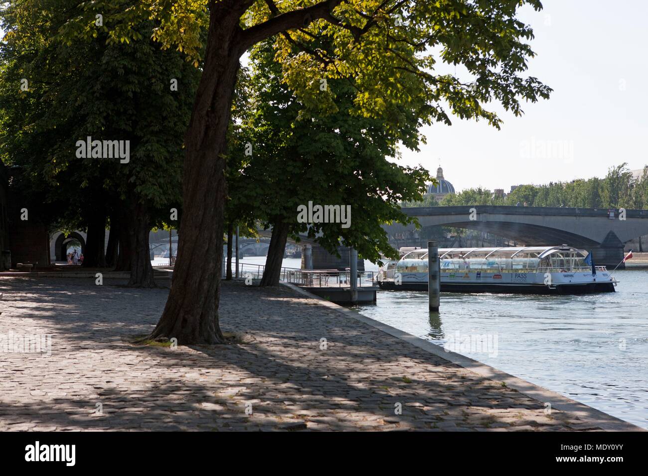 Pariser Arrondissement, Rue Francois Mitterrand (Quai des Tuileries) Seine Ufer, Pier des Batobus, Stockfoto