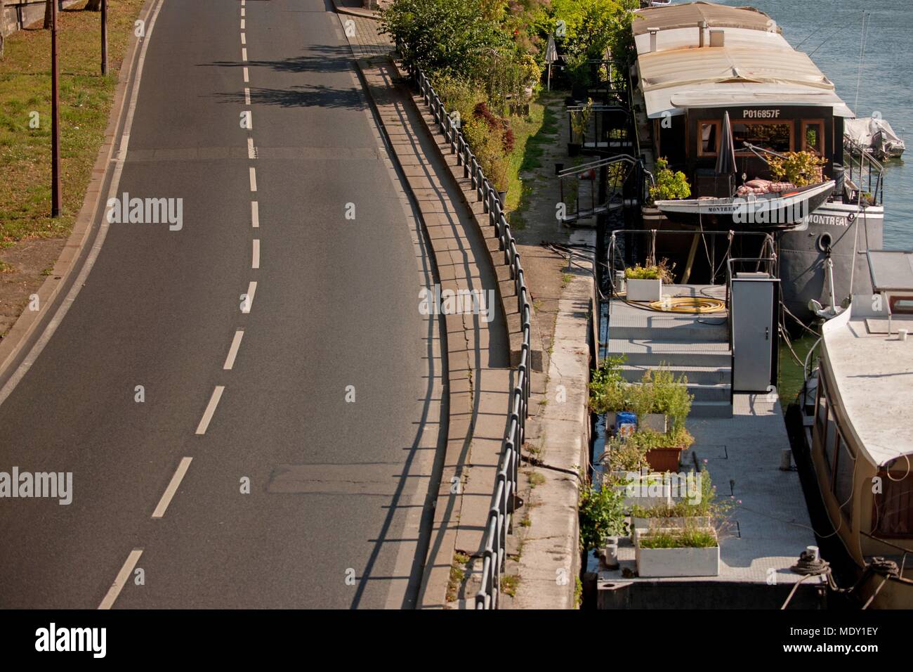 Paris, Seine, Pont de Bir-hakeim (Brücke), Avenue de New York, Straße entlang der Flussufer und angedockten Schiffe Stockfoto