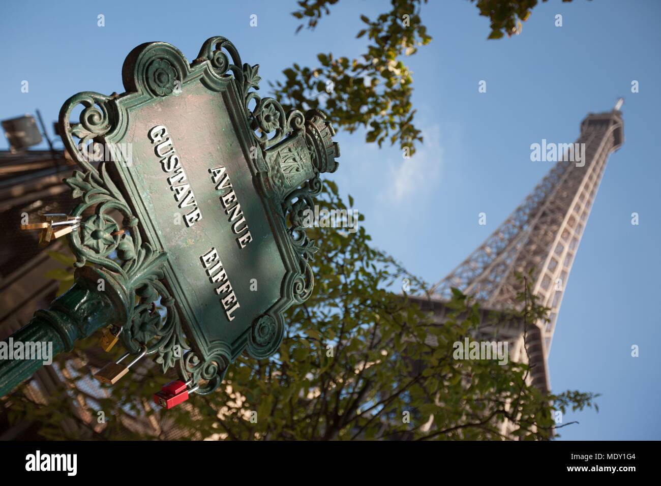 Paris, Eiffelturm, avenue Gustave Eiffel, Straße Plakette mit Liebe Vorhängeschlösser eingehängt Stockfoto