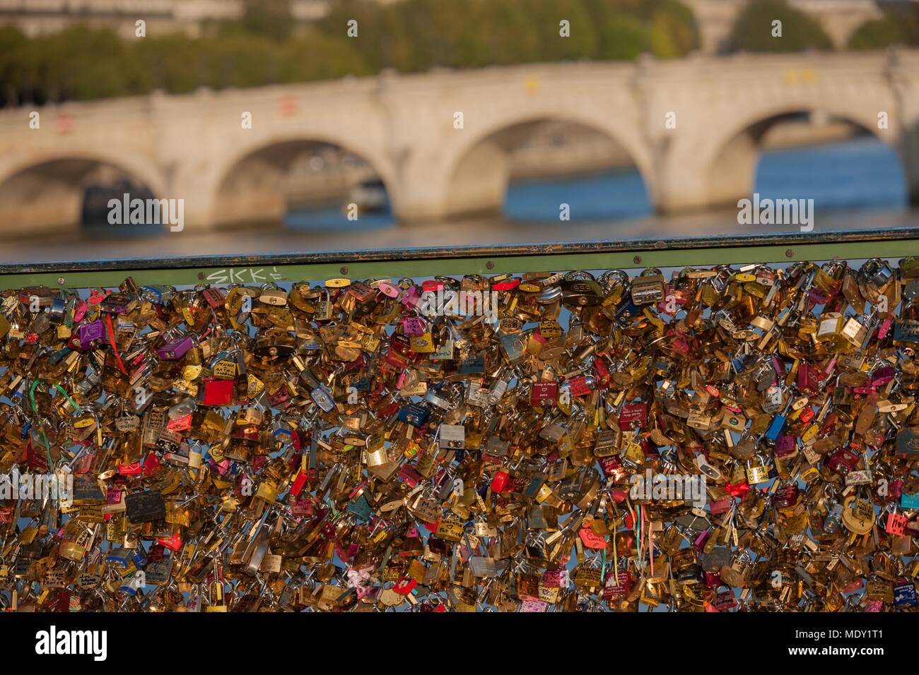 Frankreich, Ile de France, Paris, im 1. arrondissement, Pont des Arts, liebe Vorhängeschlösser auf die Roste, angeschlossen ist, Stockfoto