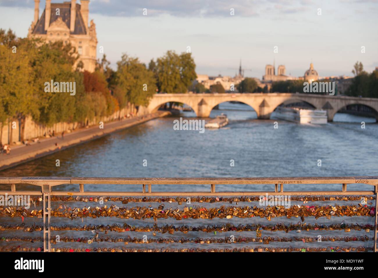 Paris, Pont du Carrousel et Touristenboot, Notre Dame de Paris und Kuppel der Institutfrom der Leopold Sedar Senghor Fußgängerbrücke, liebe Vorhängeschlösser Stockfoto