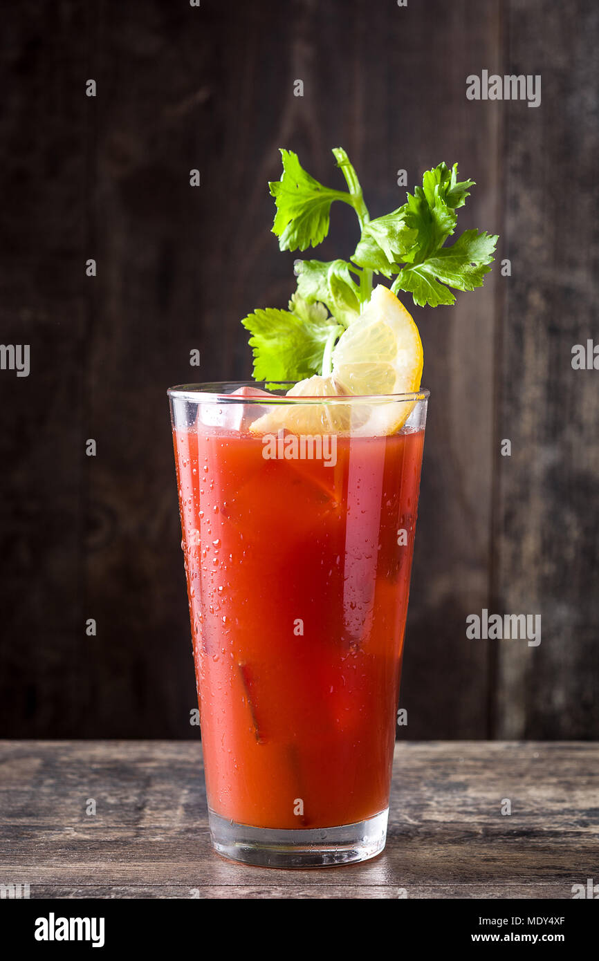 Bloody Mary Cocktail in Glas auf Holz- Tabelle. Stockfoto