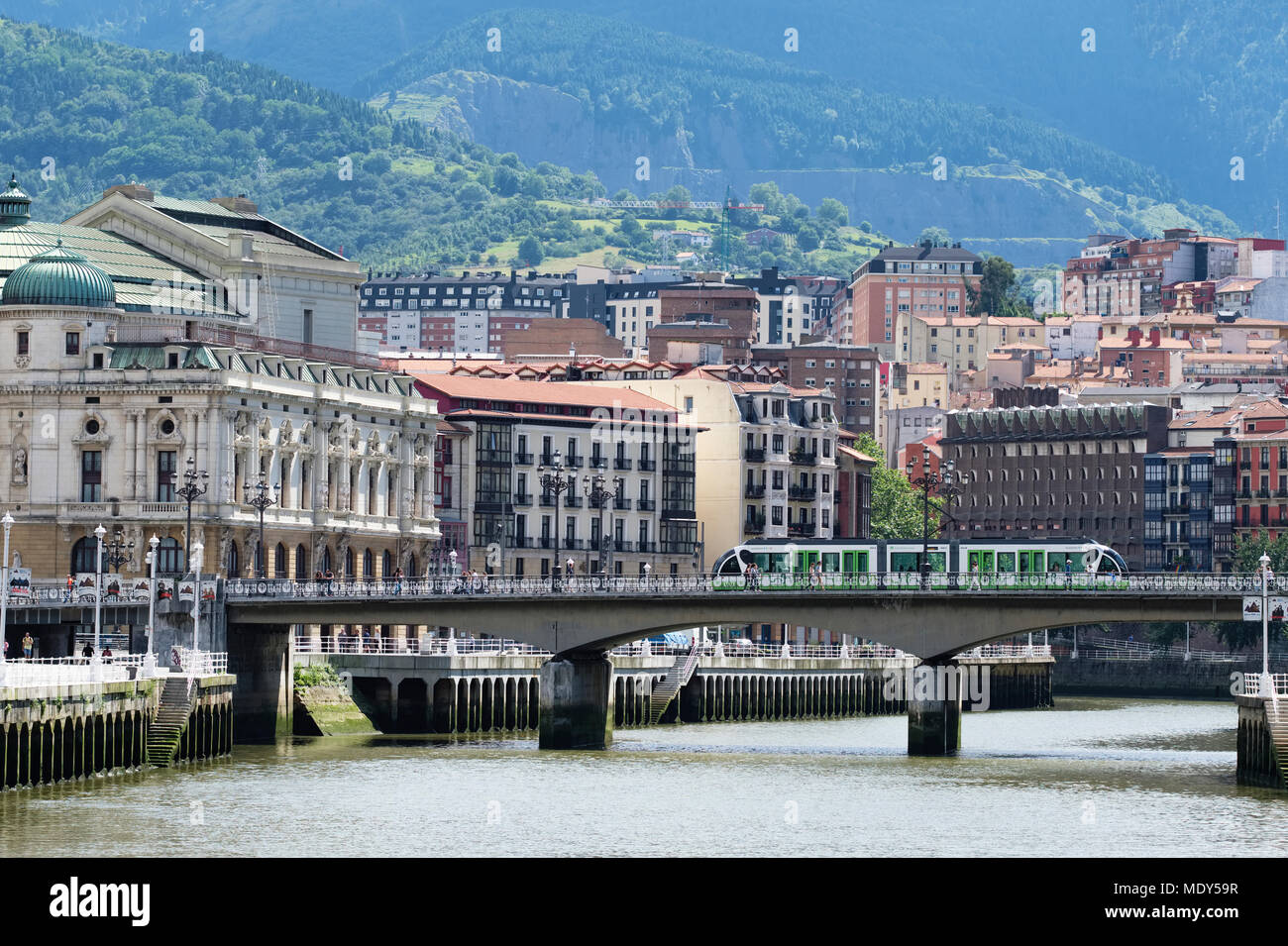 La eine Strassenbahn, lokale Straßenbahn der Arenal Brücke mit Bilbaos Altstadt im Hintergrund, Bilbao, Vizcaya, País Vasco, Spanien Stockfoto