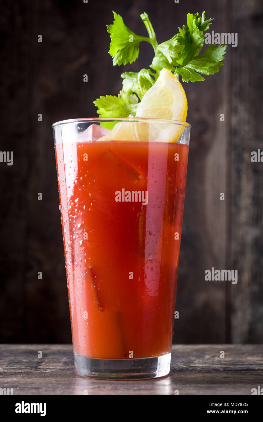 Bloody Mary Cocktail in Glas auf Holz- Tabelle. Stockfoto