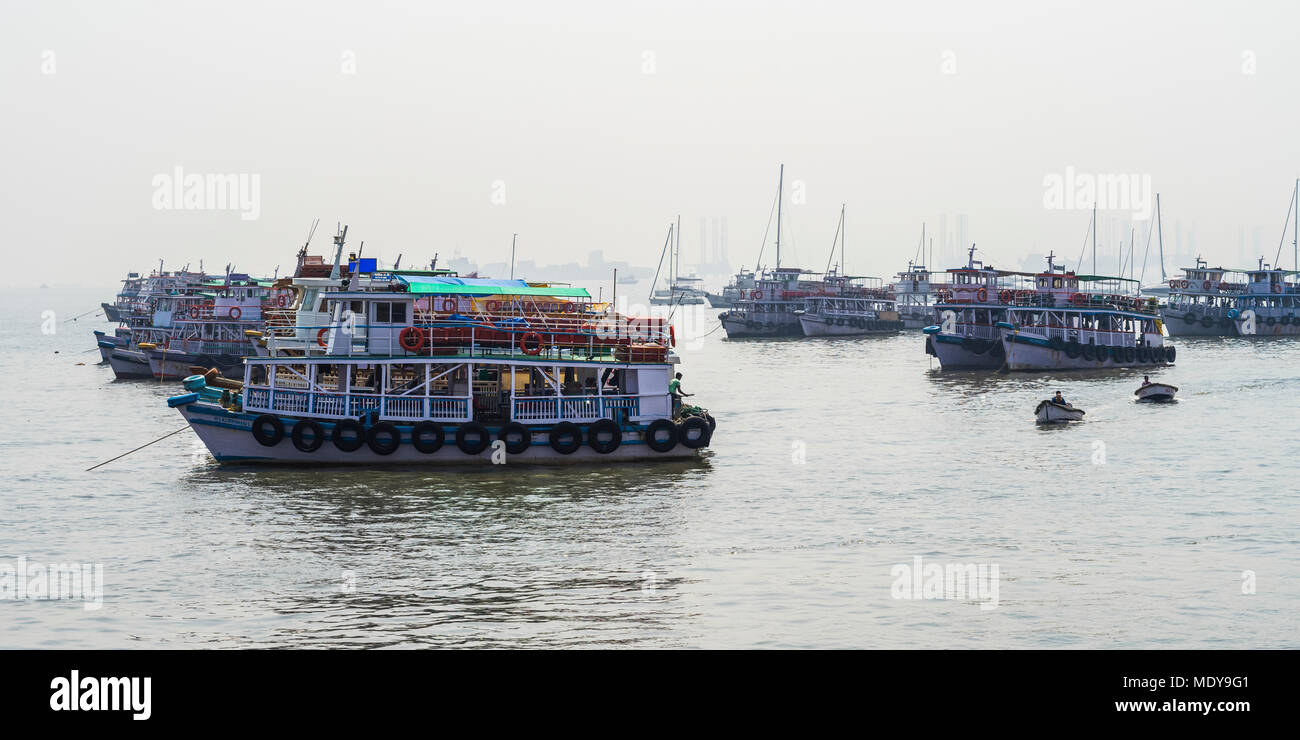 Boote am Arabischen Meer, das Gateway of India, Mumbai, Maharashtra, Indien Stockfoto