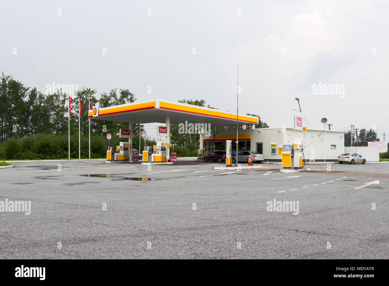 Region Leningrad, Russland - Juli 26, 2016: Royal Dutch Shell Tankstelle im Sommer Stockfoto