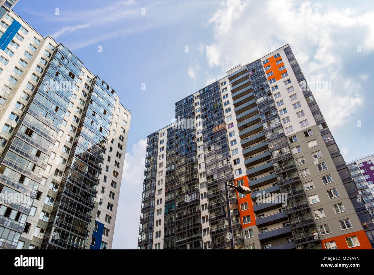 St. Petersburg, Russland - 28. Juli 2016: Modernes Apartment Gebäude an einem sonnigen Tag Stockfoto