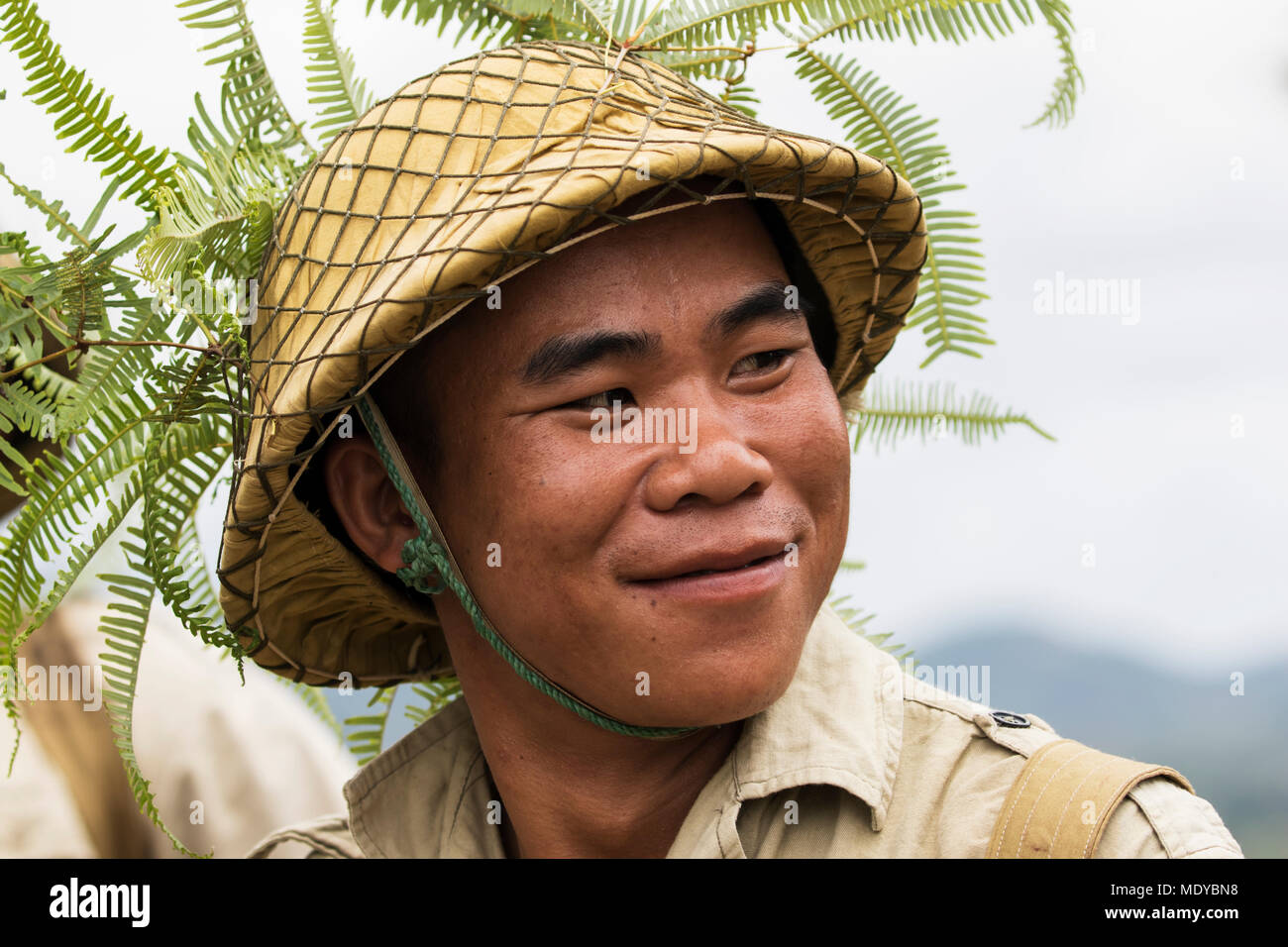 Schauspieler gekleidet als Pathet Lao Soldat in der traditionellen Tracht am Standort 2, Ebene der Tonkrüge; Xiangkhouang, Laos Stockfoto