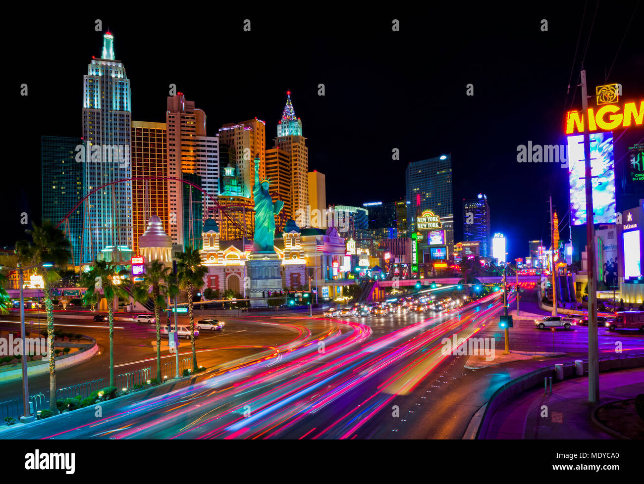 Bunte Lichter leuchten Las Vegas Architektur und Straßen bei Nacht; Las  Vegas, Nevada, Vereinigte Staaten von Amerika Stockfotografie - Alamy
