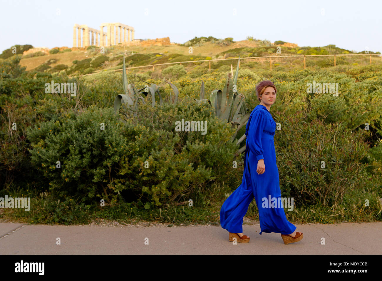 Schauspielerin FLORENCE PUGH starring bei BBC mini-startet-Serie "Little Drummer Girl" Dreharbeiten in die archäologische Stätte von Sounion, Griechenland. Stockfoto