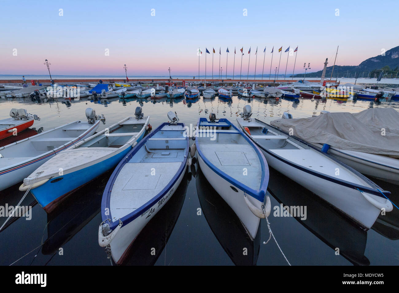 Hafen Marina mit Zeilen der angedockten Boote Gardasee (Lago di Garda) im Morgengrauen in Gardasee in Venetien, Italien Stockfoto