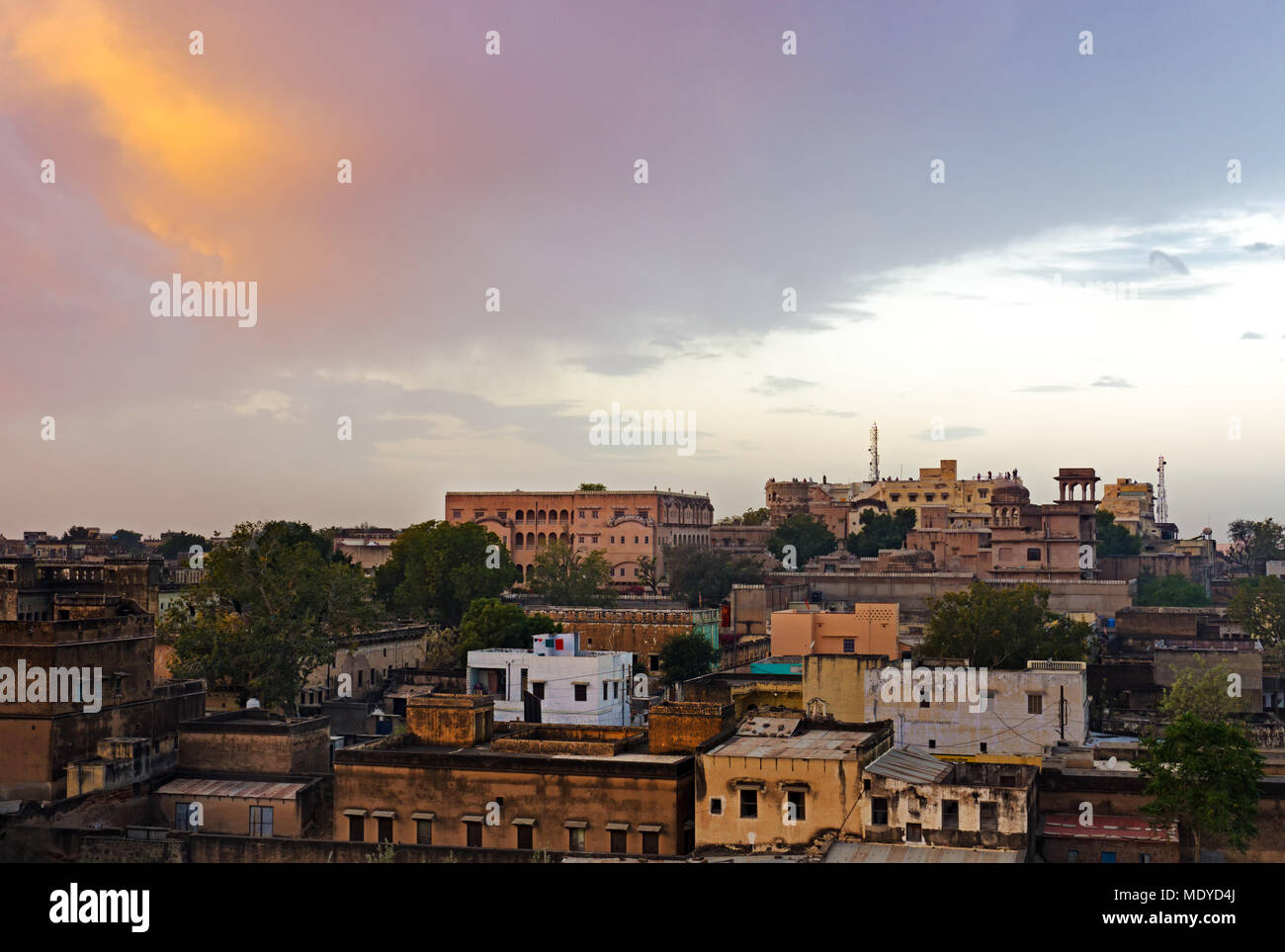 Sonnenaufgang über Mandawa Stadt in Shekhawati Provinz, Jhunjhunu District, Rajasthan, Indien. Stockfoto