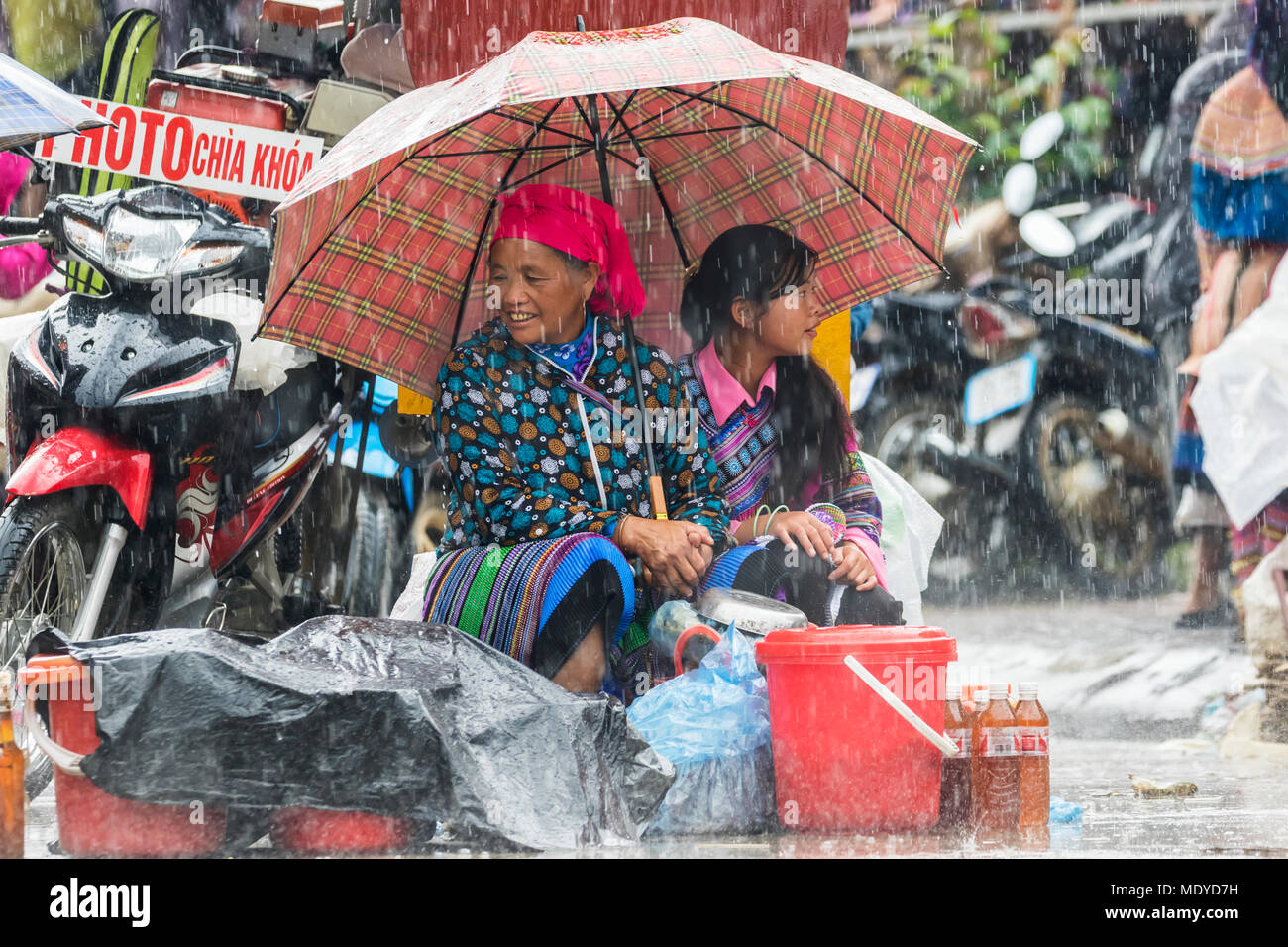 Hmong Frauen am Markt am Sonntag im Regen; Bac Ha, Lao Cai, Vietnam Stockfoto