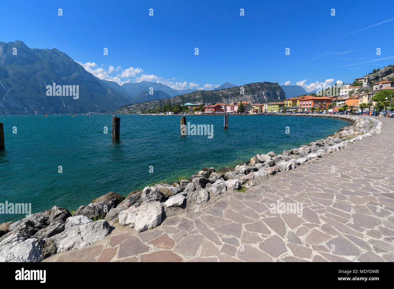 Seepromenade in Torbole am Gardasee (Lago di Garda) im Trentino, Italien Stockfoto