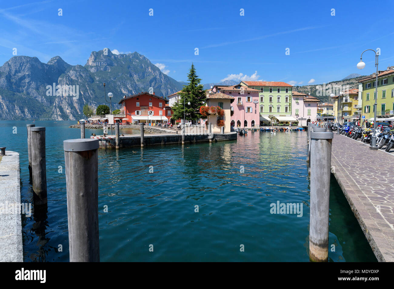 Blick auf den See des Resorts Stadt Torbole am Gardasee (Lago di Garda) im Trentino, Italien Stockfoto