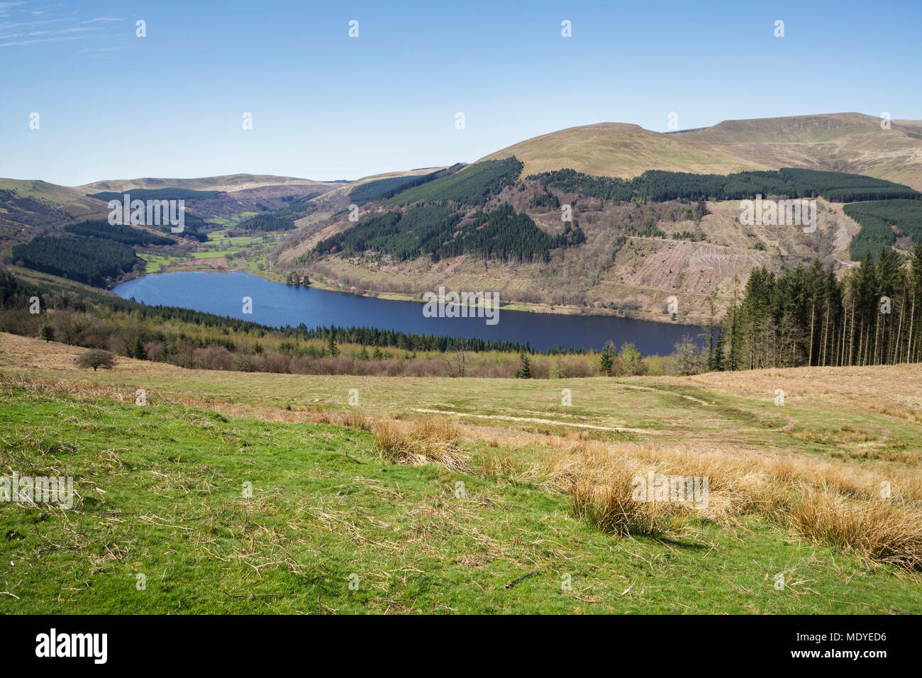 Auf der Suche nach unten auf die Talybont Valley und Behälter in die Brecon Beacons National Park Stockfoto