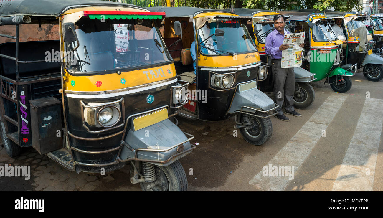 Auto-rikschas in einer Reihe entlang einer Straße geparkt, Jaipur, Rajasthan, Indien Stockfoto