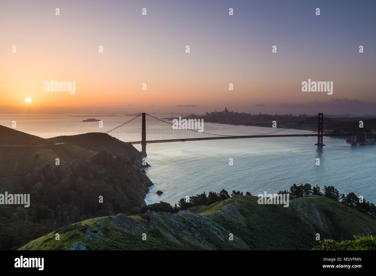 Sunrise geschossen von der Golden Gate Bridge und der San Francisco von Hawk Hill Stockfoto
