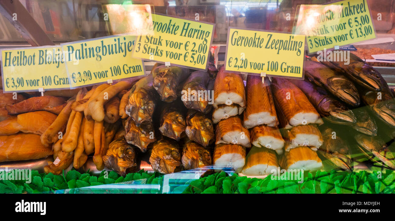 Zähler mit geräuchertem Fisch und Conger Aale auf Anzeige an Fisch stall entlang der Visserskaai in der Stadt Ostend/Ostende, Belgien Stockfoto