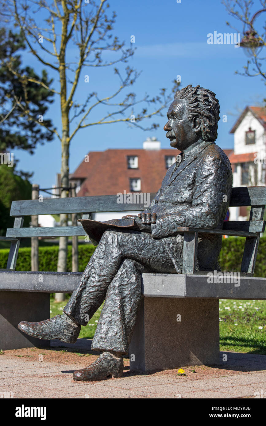 Albert Einstein Statue auf einer Parkbank in den Badeort De Haan/Le Coq, Westflandern, Belgien sitzen Stockfoto