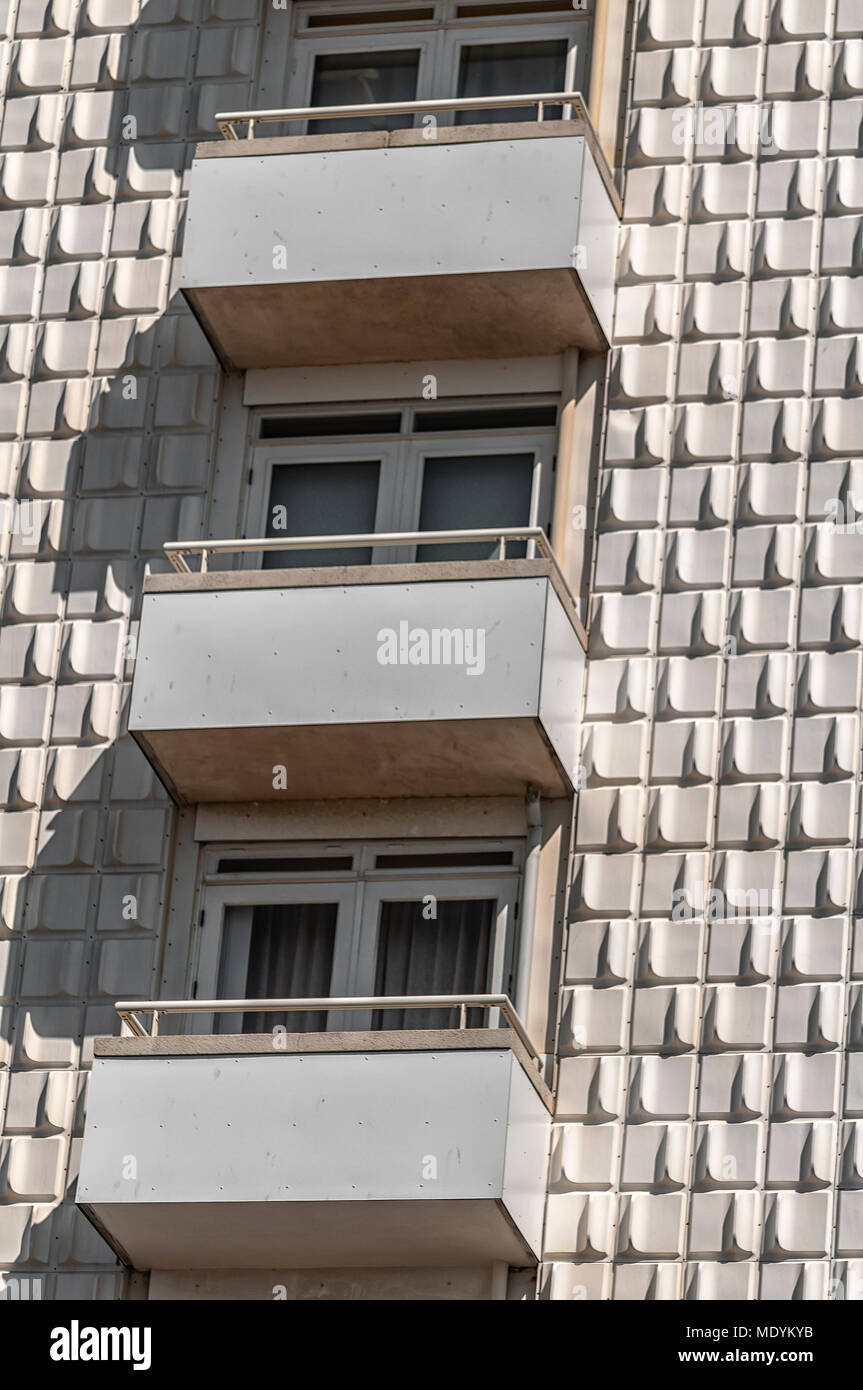 Apartment Block mit drei Balkonen und eingeprägtem Wand Stockfoto