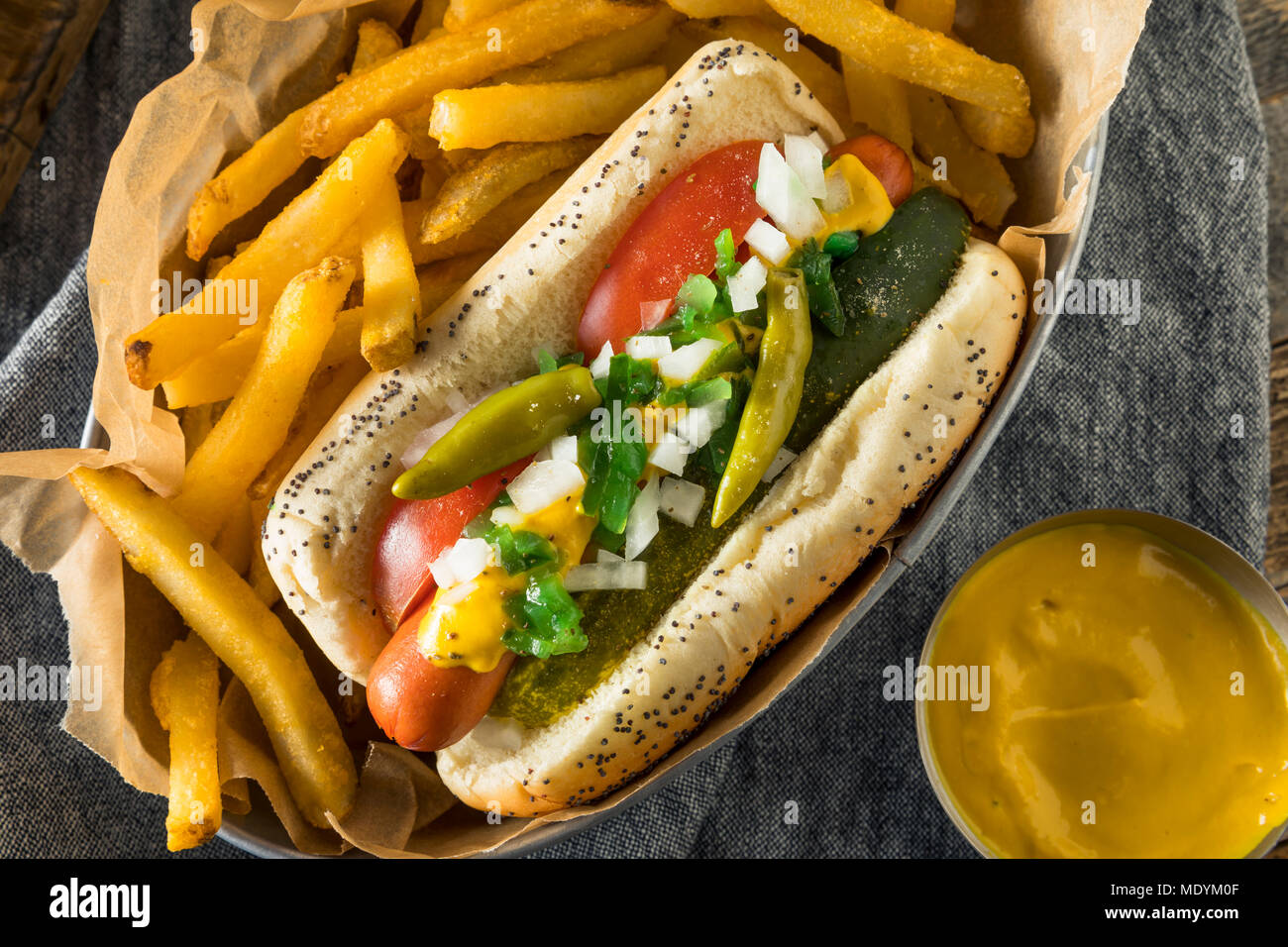 Hausgemachte Chicago Style Hot Dog mit Senf Gurken Tomaten und Paprika Relish Stockfoto