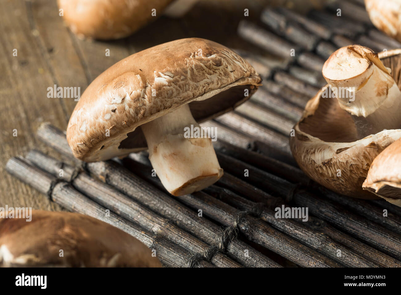 Raw Organic Portobello Pilze fertig zu kochen Stockfoto