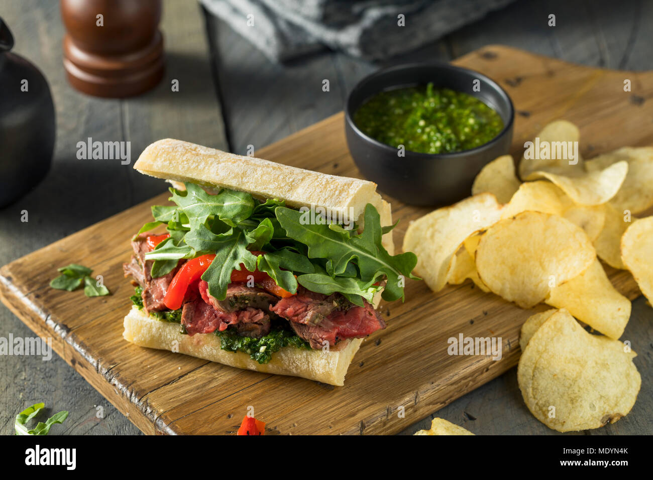 Hausgemachtes Rindfleisch Steak Sandwich mit Chimichurri und Rucola Stockfoto
