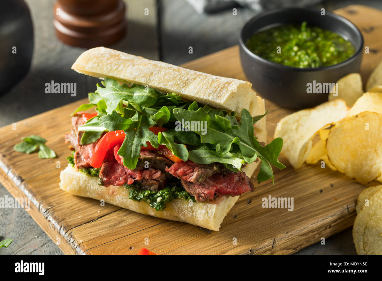 Hausgemachtes Rindfleisch Steak Sandwich mit Chimichurri und Rucola Stockfoto