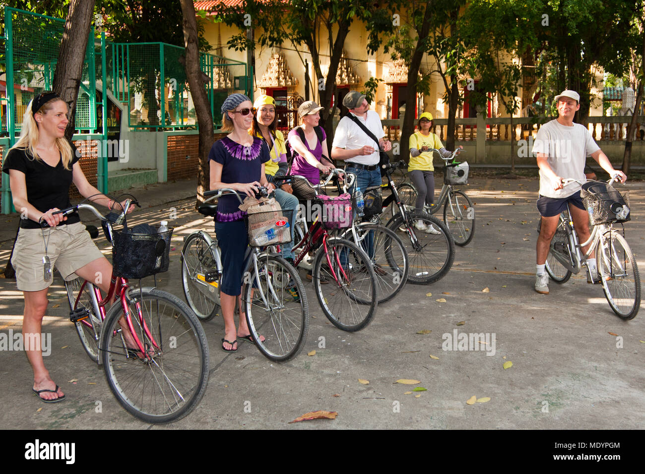 Touristen auf Fahrradtour rund um Bangkok, Thailand Stockfoto