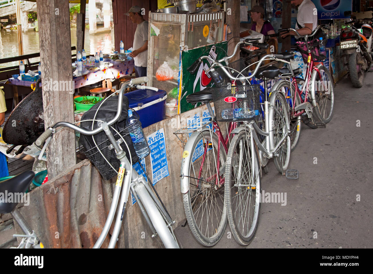 Restaurant Pause für Touristen auf Fahrradtour rund um Bangkok, Thailand Stockfoto