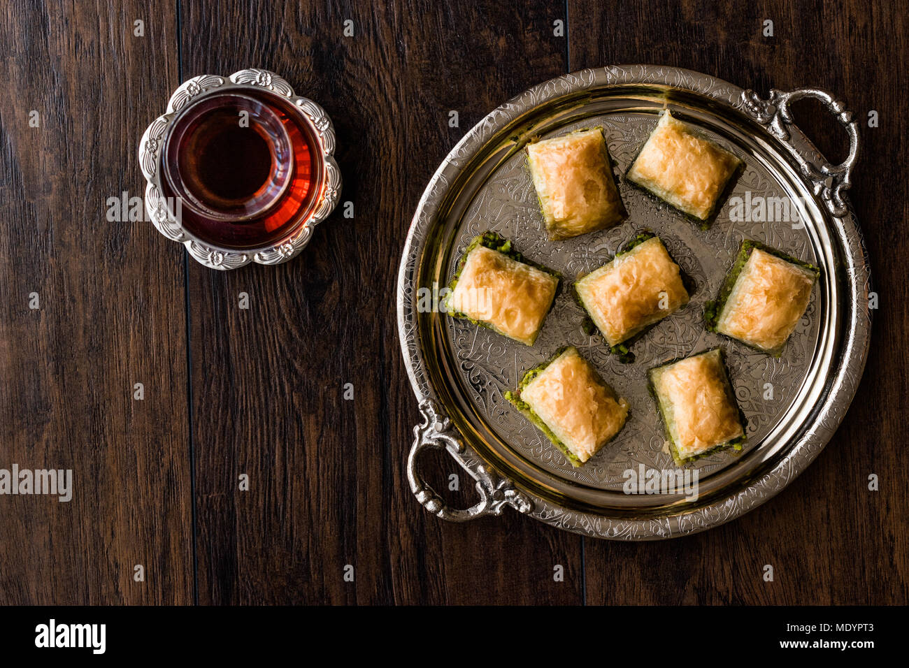 Türkische Süßspeise Baklava mit Tee auf Silber fach Desset Konzept. Stockfoto Türkische Süßspeise Baklava mit Tee auf Silber fach Desset Konzept. Stockfoto