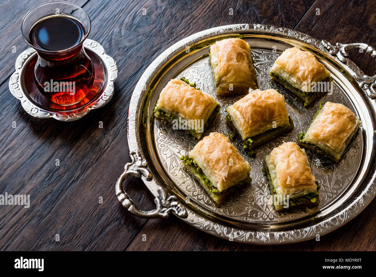 Türkische Süßspeise Baklava mit Tee auf Silber fach Desset Konzept. Stockfoto Türkische Süßspeise Baklava mit Tee auf Silber fach Desset Konzept. Stockfoto