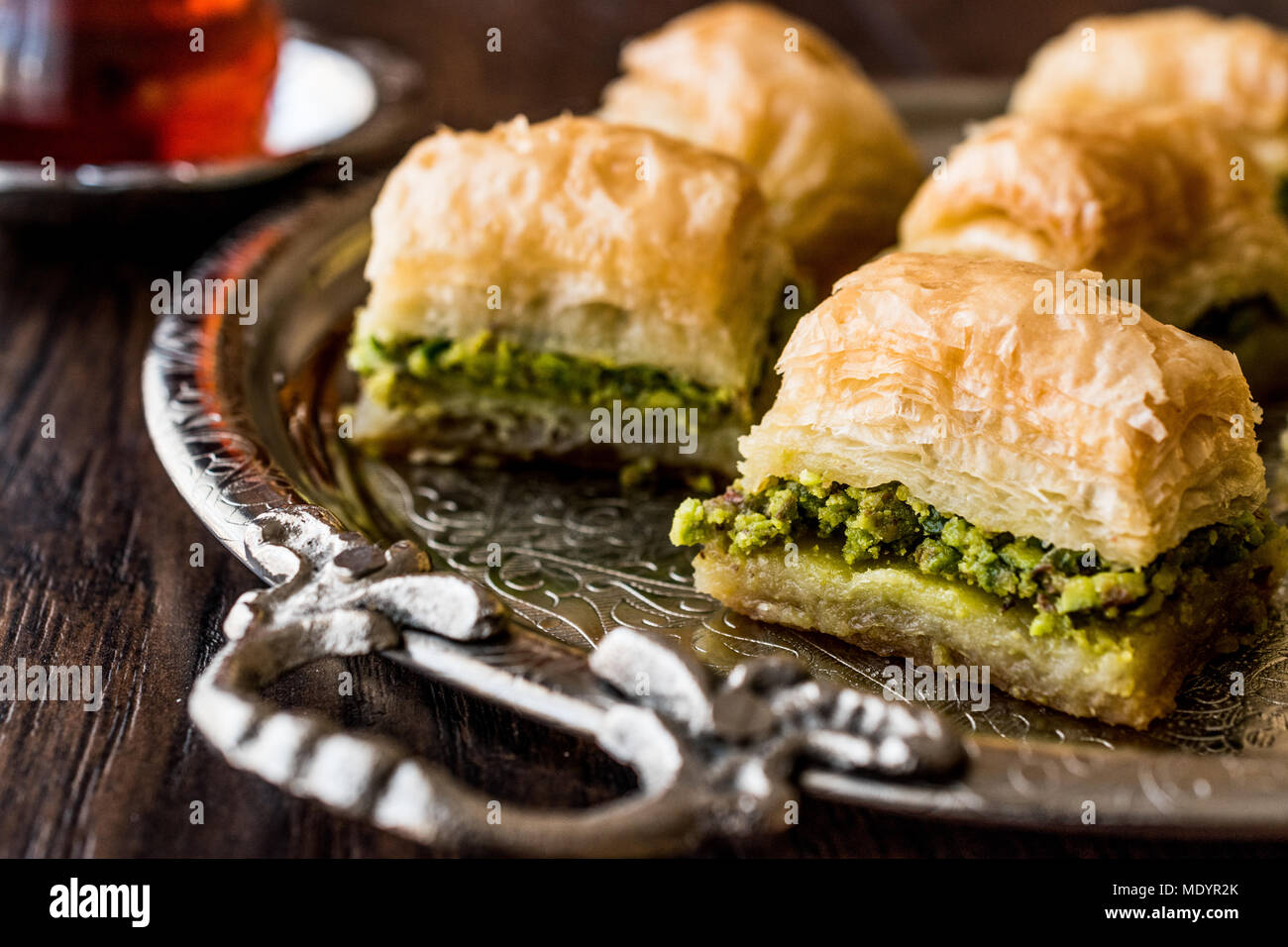 Türkische Süßspeise Baklava mit Tee auf Silber fach Desset Konzept. Stockfoto Türkische Süßspeise Baklava mit Tee auf Silber fach Desset Konzept. Stockfoto