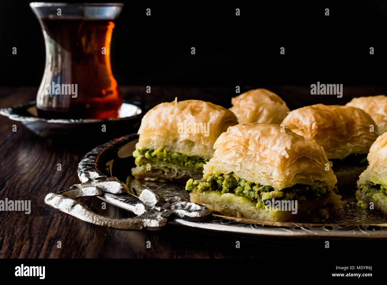Türkische Süßspeise Baklava mit Tee auf Silber fach Desset Konzept. Stockfoto Türkische Süßspeise Baklava mit Tee auf Silber fach Desset Konzept. Stockfoto