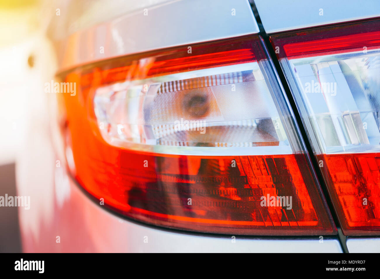 Auto Rucklicht In Der Nahe Von Modernes Fahrzeug Hintere Bremsleuchte Stockfotografie Alamy