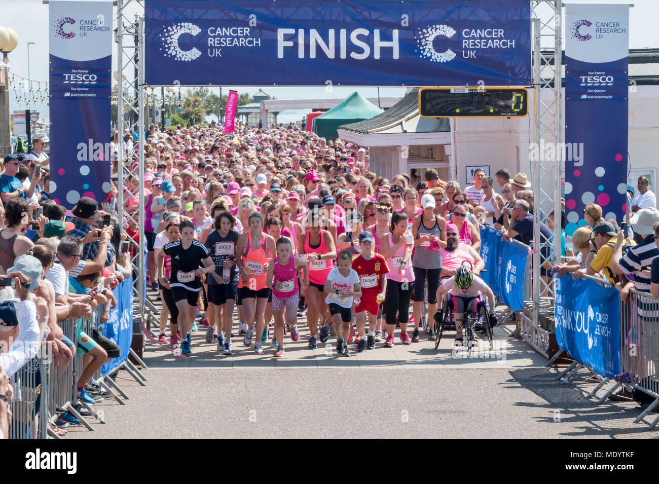 Worthing, Sussex, UK, 18. Juni 2017; Läufer beginnen das Rennen für das Leben entlang Worthing Seafront zu sammeln Geld für Krebsforschung Großbritannien Stockfoto