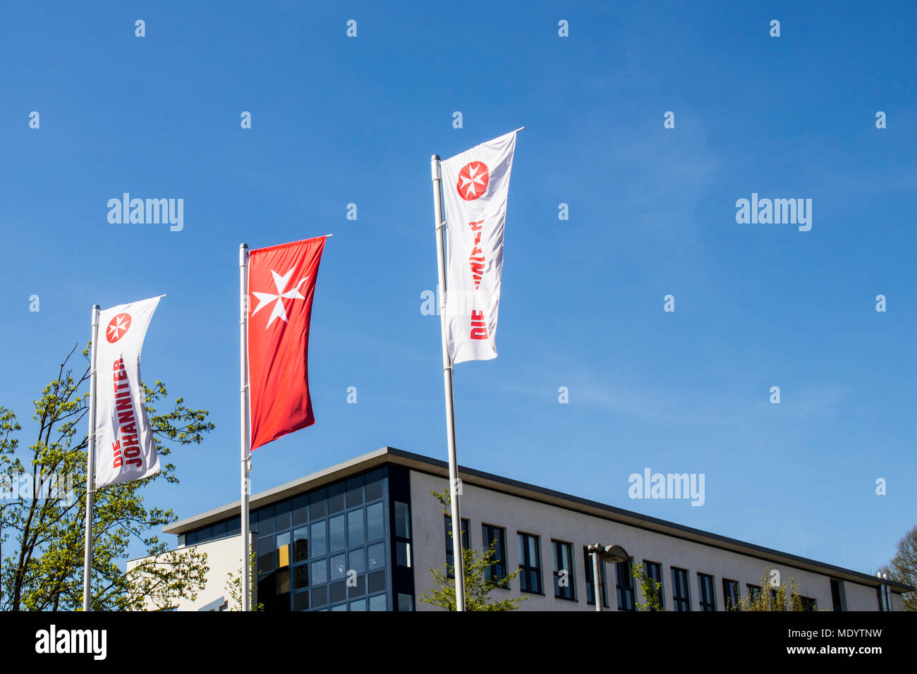 Dortmund, Ruhrgebiet, Nordrhein-Westfalen, Deutschland - 16 April 2018: Deutsche St. John Ambulance flags genannt 'Die Johanniter' Stockfoto