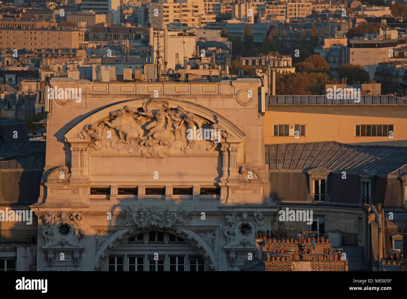 Paris, Montmartre, rue de Clignancourt, Skulptur von Jules dalou, 'Le Progrès entraînant dans sa Kurs le Commerce et l'Industrie", Stockfoto