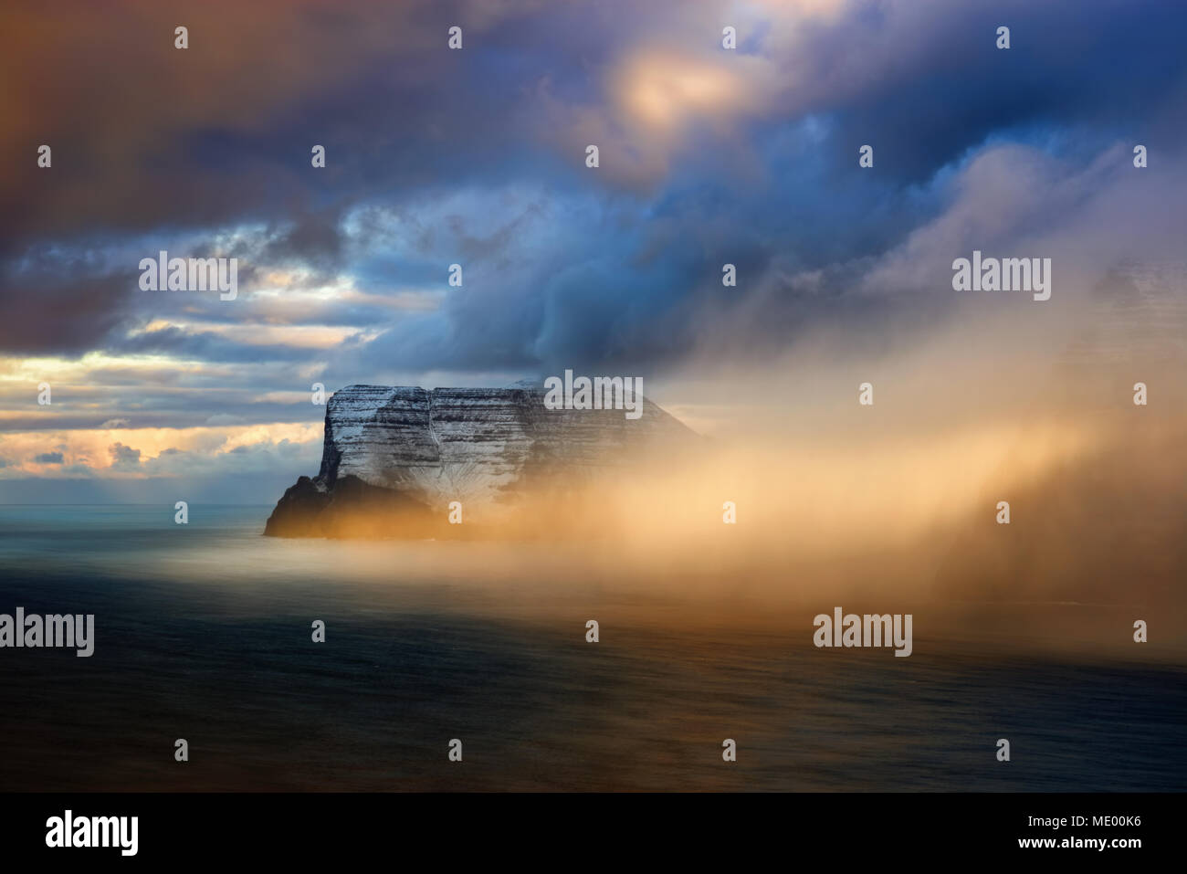 Vidoy Insel in Wolken und Nebel im Abendlicht, Färöer Inseln Stockfoto